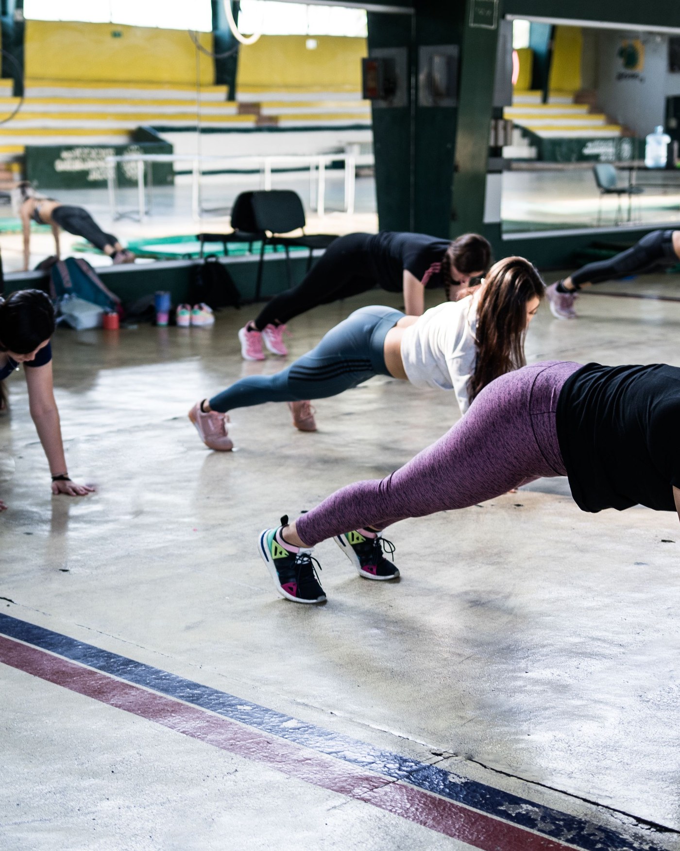 Fila de personas haciendo plancha durante una clase